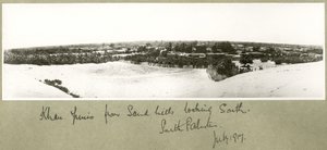 Khan Yunis vanaf zandheuvels kijkend naar het zuiden, Zuid-Palestina, juli 1917 door Capt. Arthur Rhodes